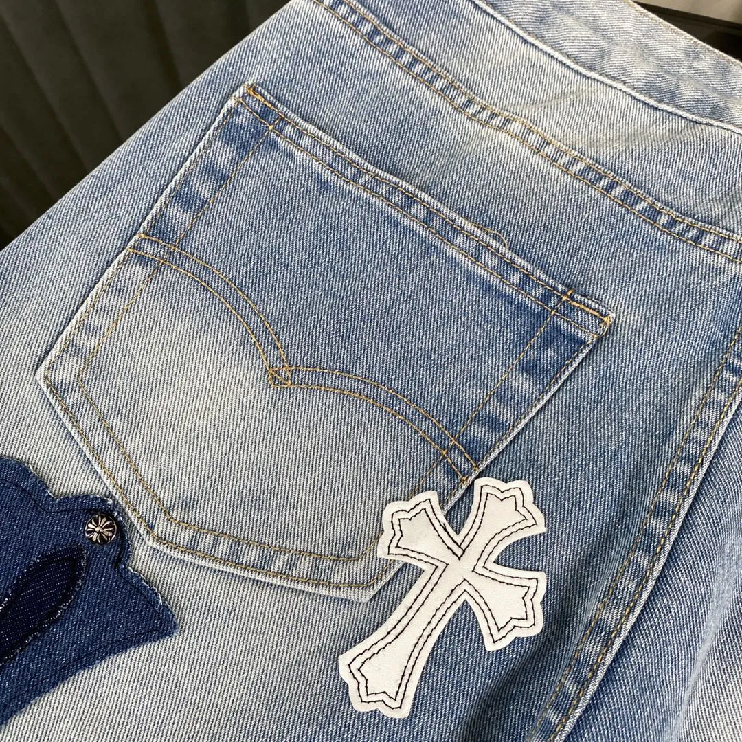 🅿️360 Ch rare co-branded top item Chrome hearts new Chrome hearts patchwork leather patch cross stitching micro-flare jeans Top-notch configuration, invincible details! ! Cleanfit has become very popular in the past two years, and Kroxin’s consistent style is particularly high-end! ! Imported Japanese woven fabric ready-made clothes, genuine leather Crocodile leather labels and waist cloth leather tags are sewn on. The overall process is very cumbersome. The buttons on the trousers fly, rivets, back pockets and metal decorative plates are all custom-made from molds. After they are finished, they are distressed to create a very effective effect. It has a vintage taste, and has been used by all kinds of big-name European and American celebrities. Kenijima’s cleanfit style has become popular all over the world~ Top-grade hardware, pay attention to my detailed photos, the buttons are all detachable, and they are made of 925 engraved silver! ! Match as you like, suitable for both men and women ✔️✔️ Color: Blue Size: S M L XL